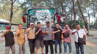 Fauzi DPRD Medan dan Warga Jermal 7 Pererat Silaturahmi di Pantai Sri Mersing